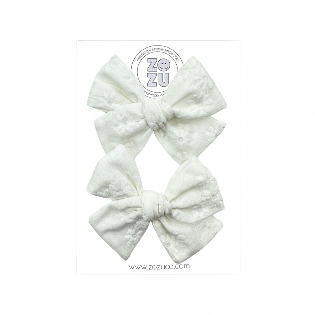 White Embroidered Daisy :: Mini Voyager Pigtail Set