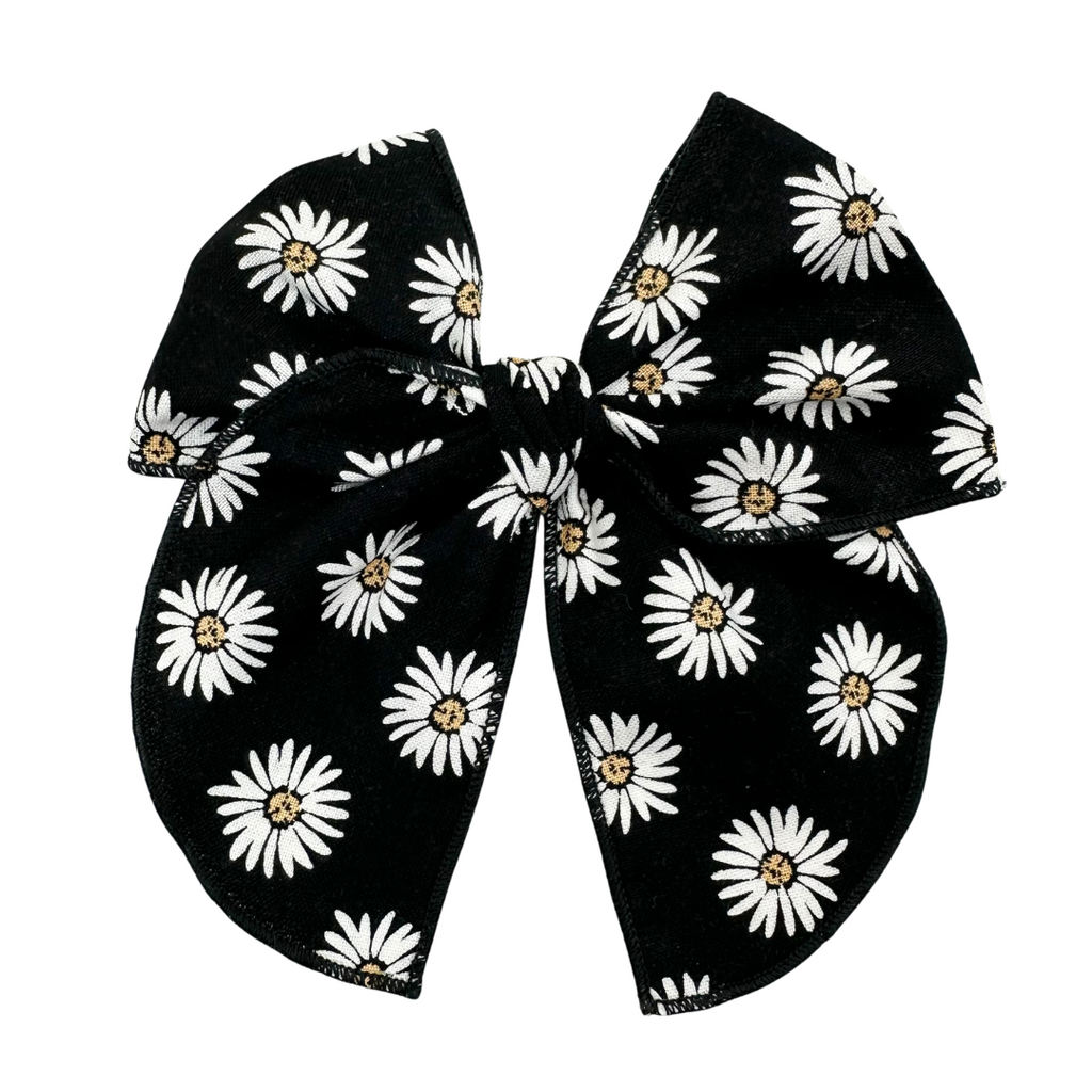 Black and White Daisy :: Traveler